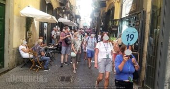 FOTO – Crocieristi premiano Salerno ma troppi scooter e auto nel centro storico
