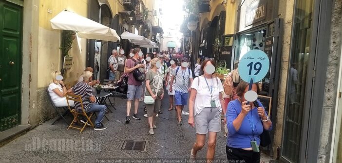 FOTO – Crocieristi premiano Salerno ma troppi scooter e auto nel centro storico