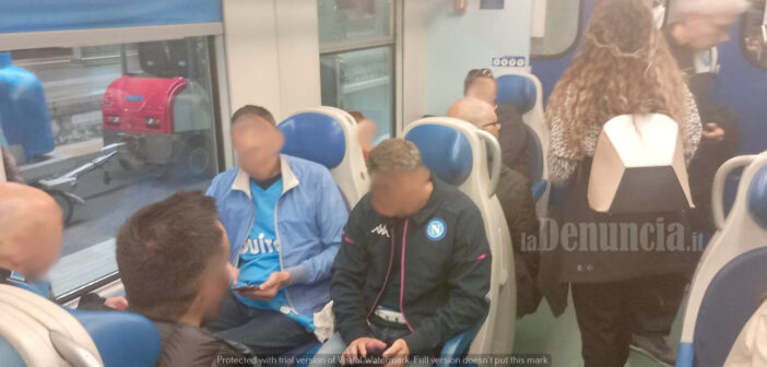 Napoli-Sapri, il treno regionale carico di tifosi azzurri diventa… metropolitano