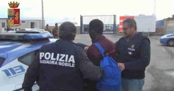 Ragusa. Nuovo sbarco di 143 migranti. Polizia, GdF e CC individuano lo scafista: arrestato. Due morti di stenti prima di partire – VIDEO