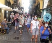 FOTO – Crocieristi premiano Salerno ma troppi scooter e auto nel centro storico